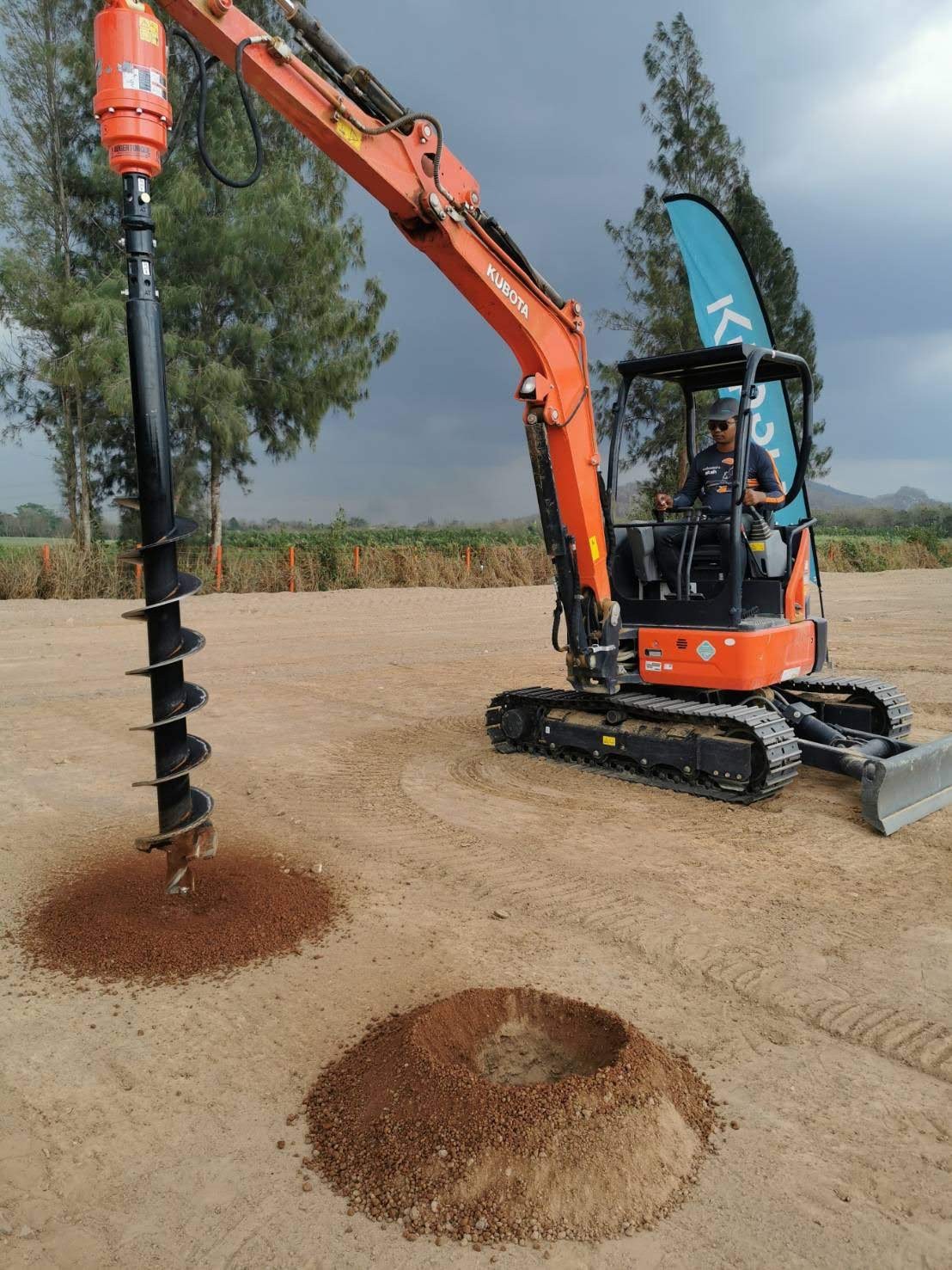 รถขุดติดอุปกรณ์ต่อพ่วง