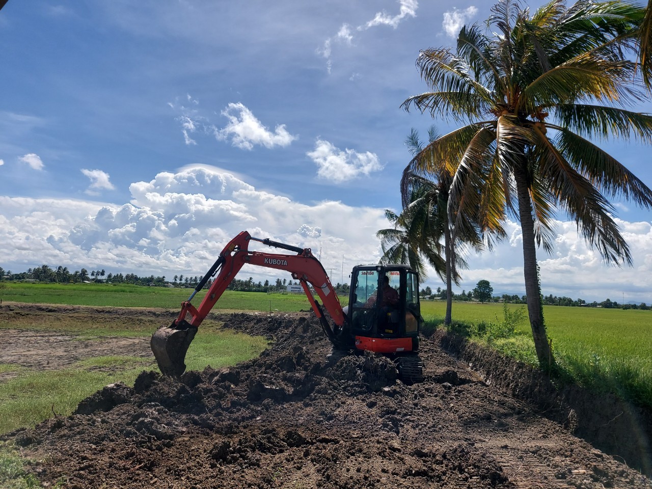 งานแต่งขอบสระ ขุดคลองใส้ไก่ ขุดบ่อขนาดเล็ก
