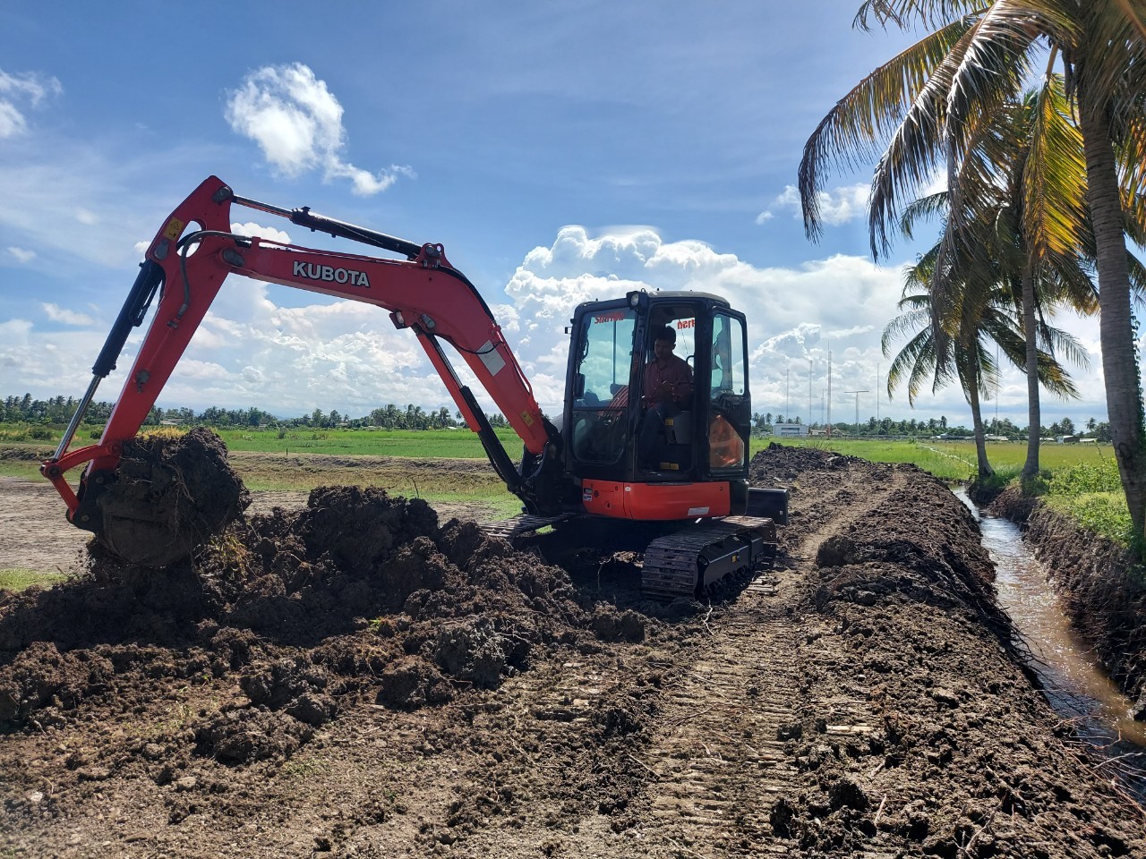งานแต่งขอบสระ ขุดคลองใส้ไก่ ขุดบ่อขนาดเล็ก