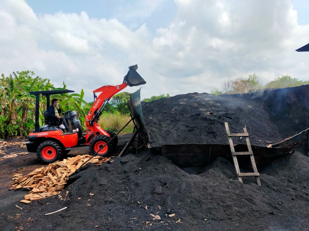 รูปการทำงานสินค้ารถตักล้อยาง