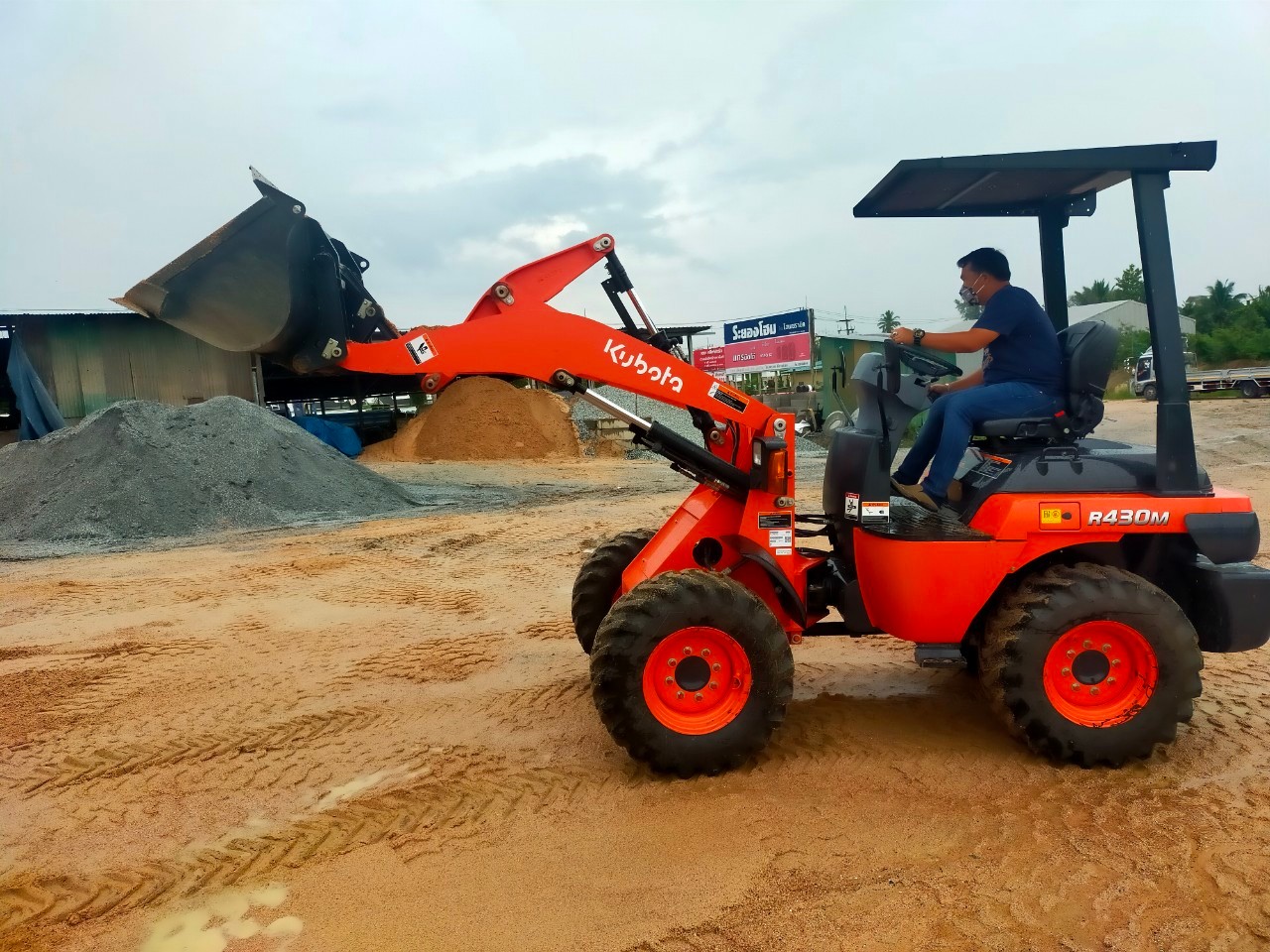 รูปการทำงานสินค้ารถตักล้อยาง