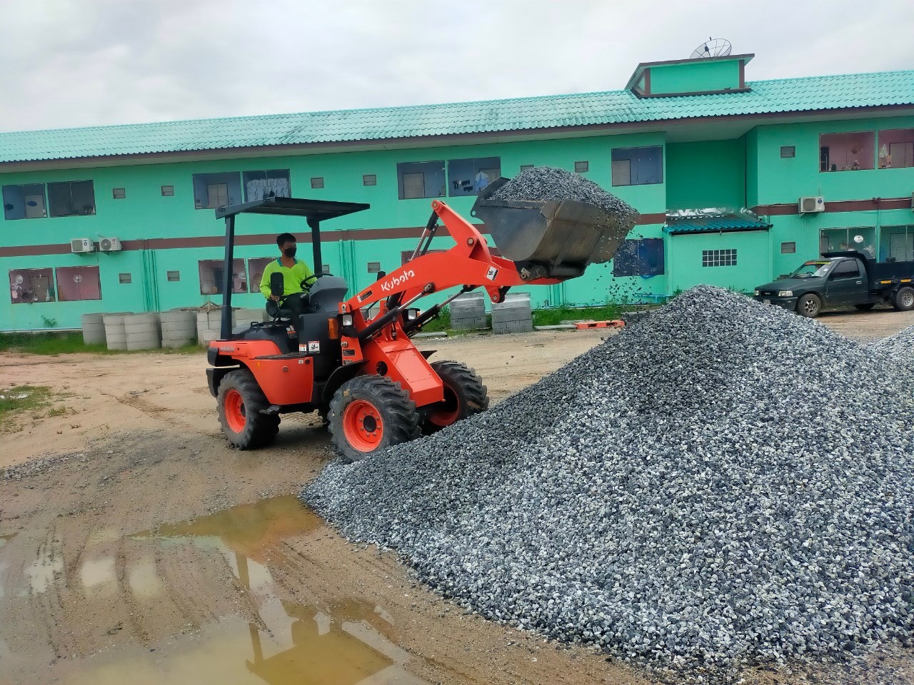 รูปการทำงานสินค้ารถตักล้อยาง