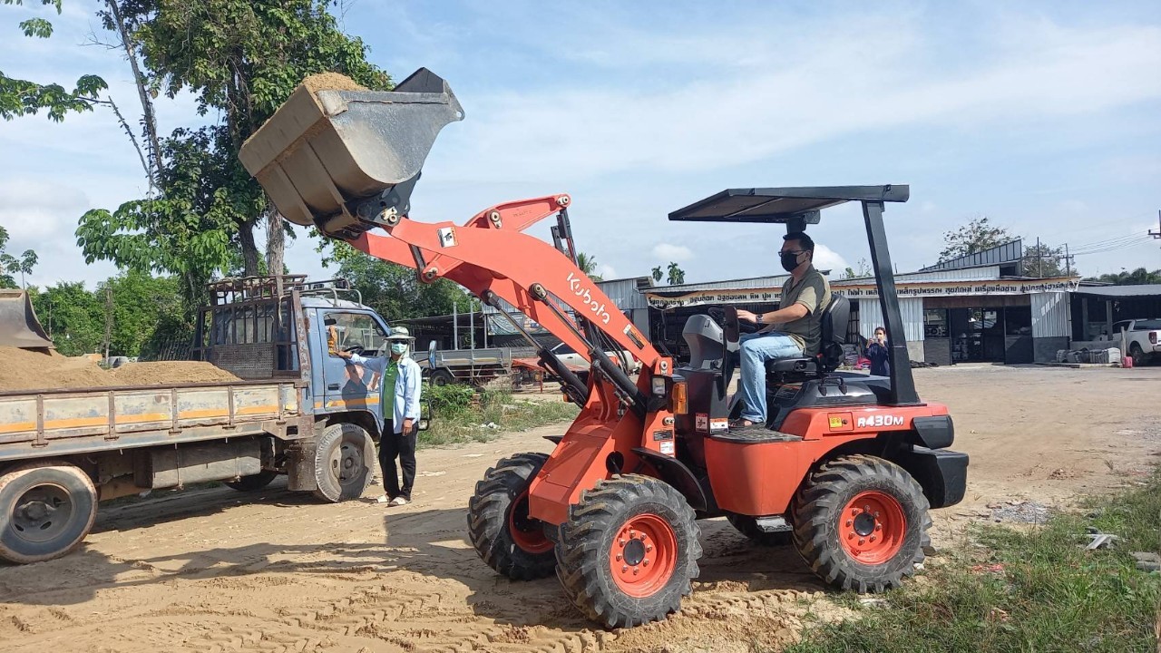 รูปการทำงานสินค้ารถตักล้อยาง