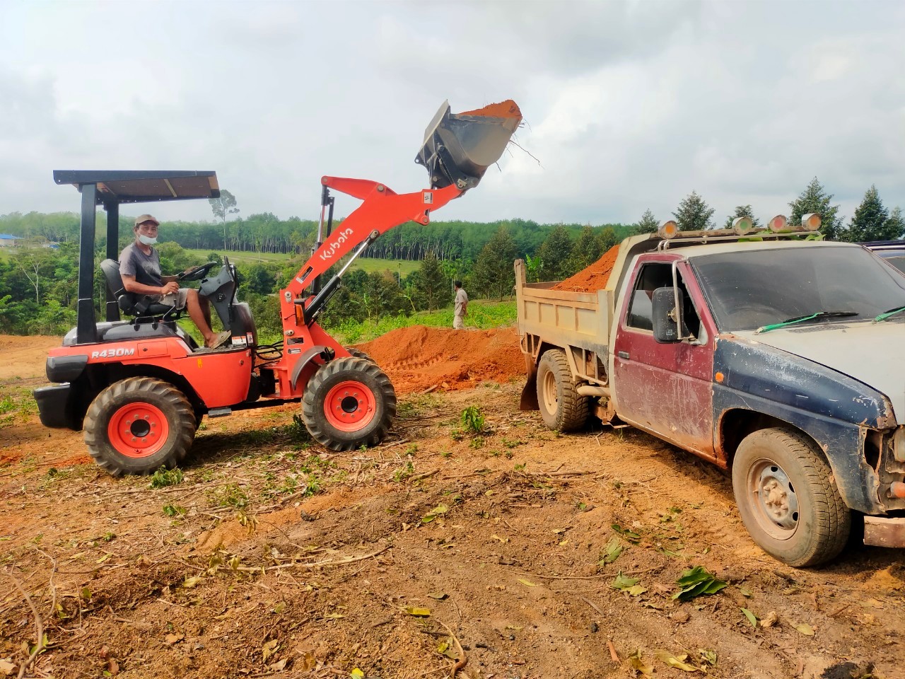 รูปการทำงานสินค้ารถตักล้อยาง