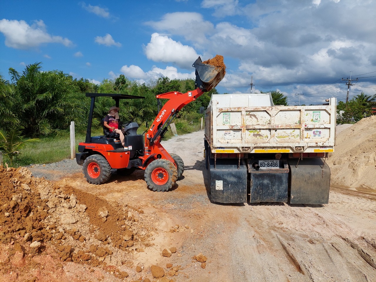 รูปการทำงานสินค้ารถตักล้อยาง