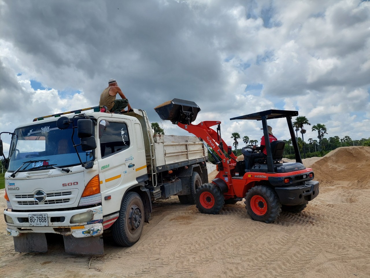 รูปการทำงานสินค้ารถตักล้อยาง