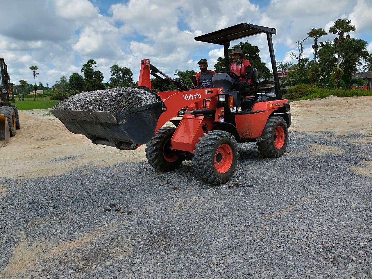 รูปการทำงานสินค้ารถตักล้อยาง