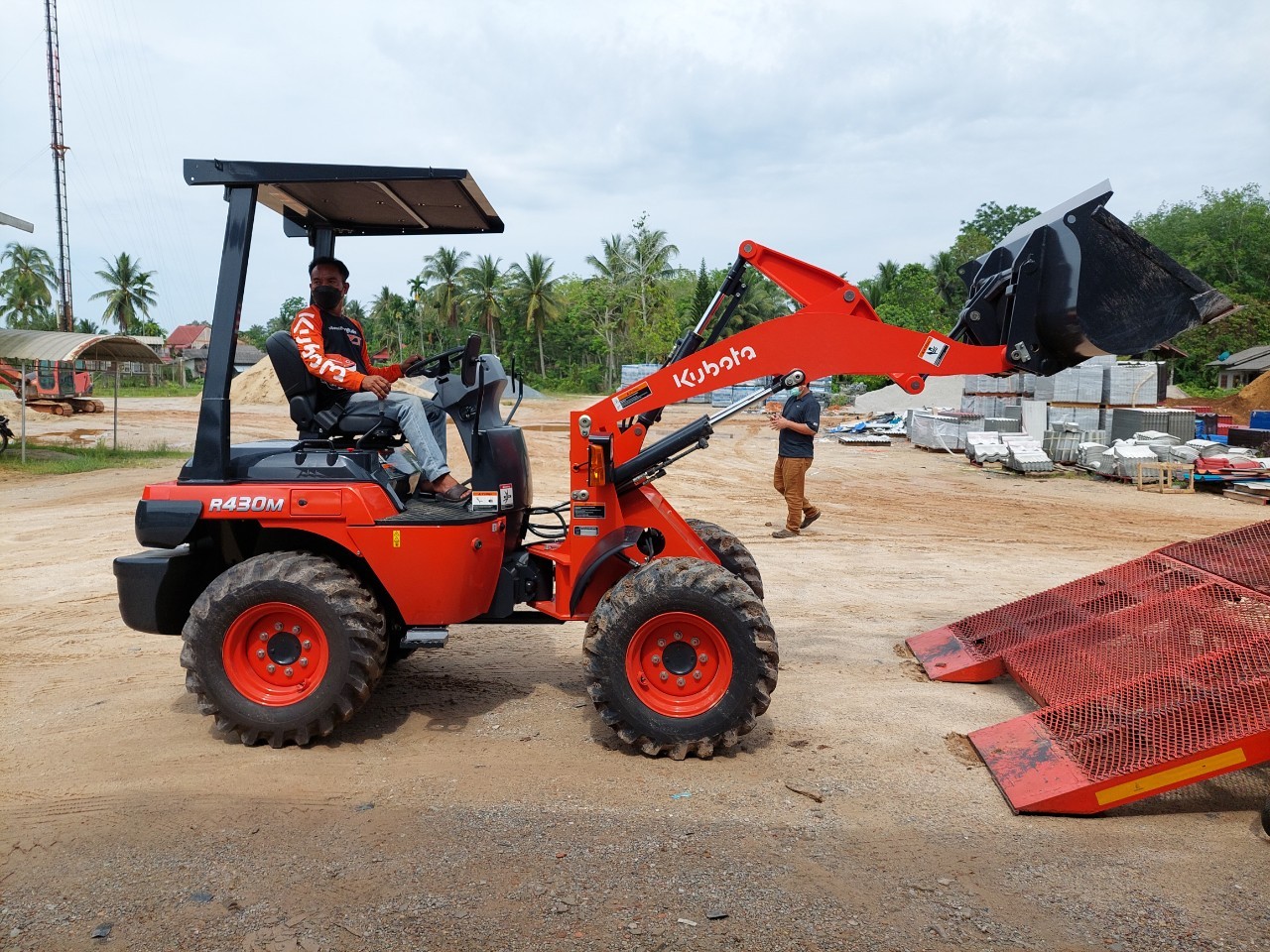 รูปการทำงานสินค้ารถตักล้อยาง