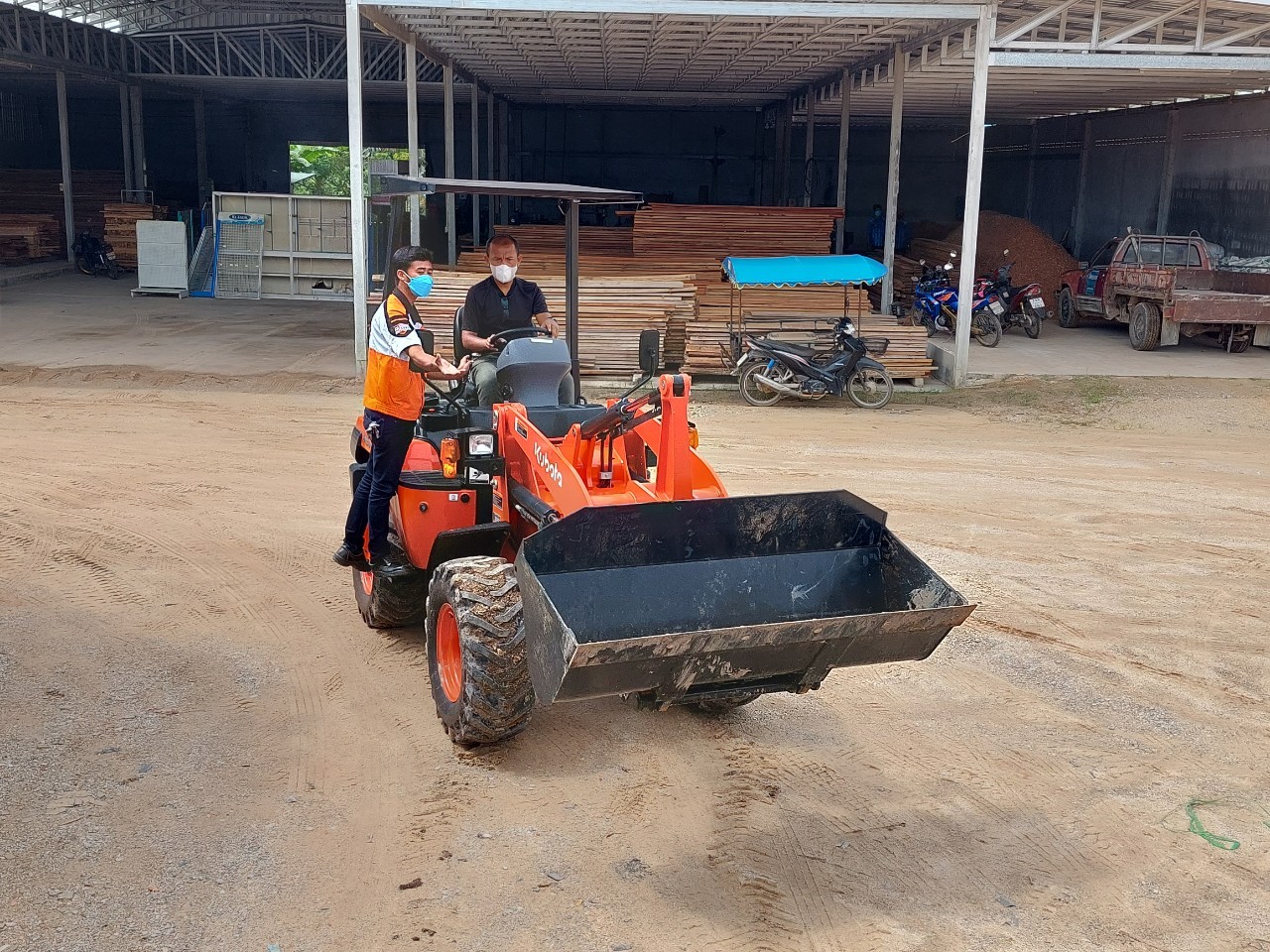 รูปการทำงานสินค้ารถตักล้อยาง