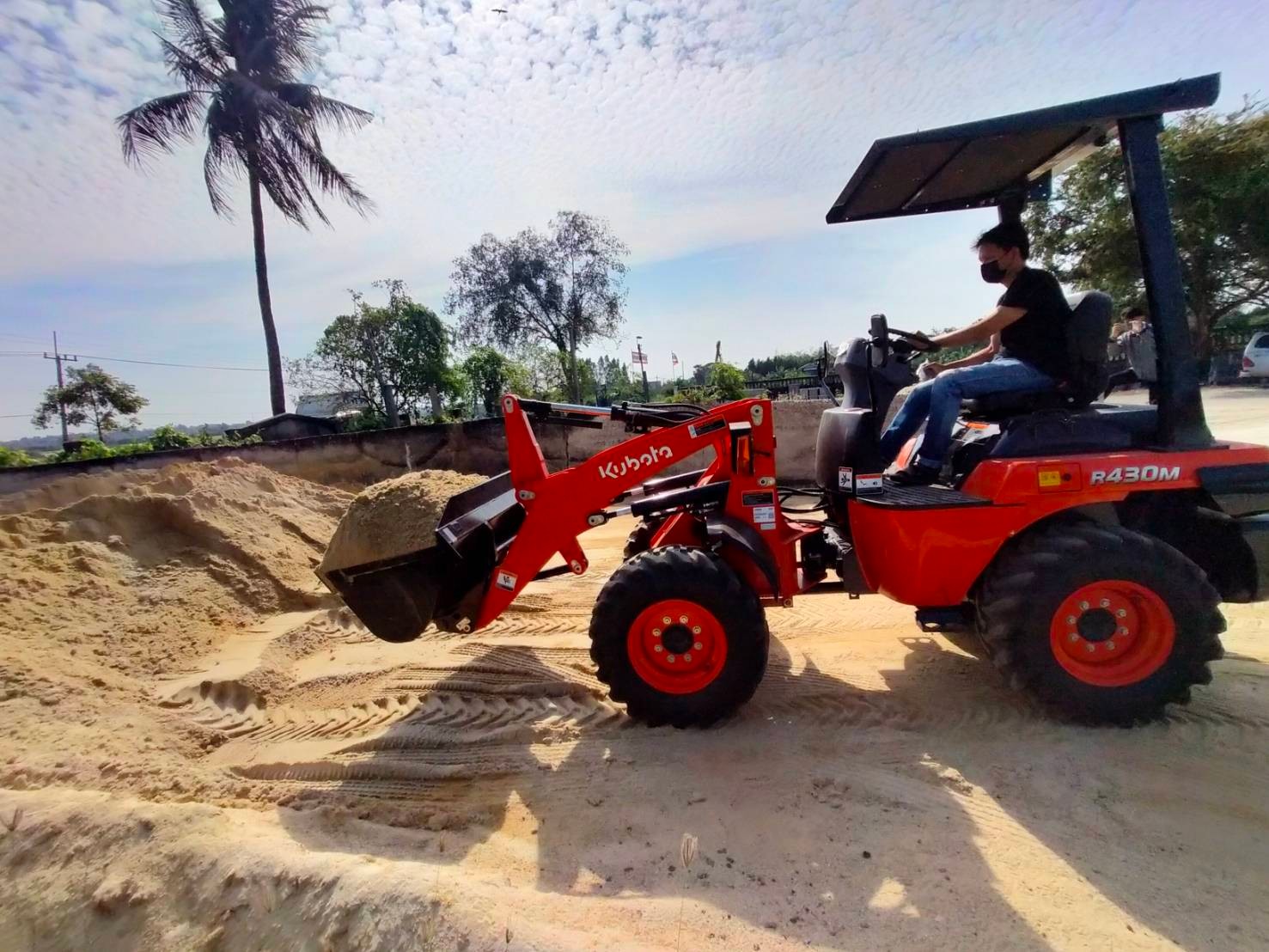 รูปการทำงานสินค้ารถตักล้อยาง