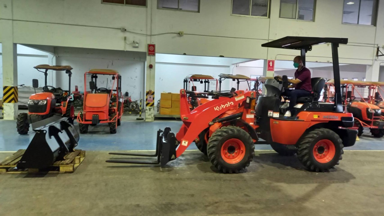 รูปการทำงานสินค้ารถตักล้อยาง