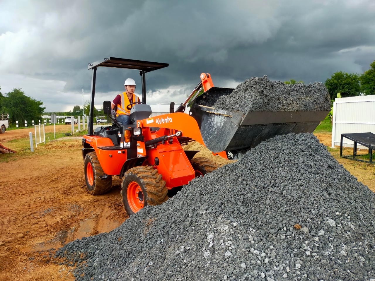 รูปการทำงานสินค้ารถตักล้อยาง