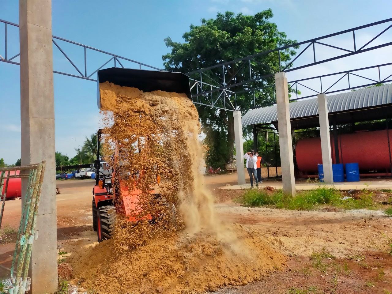 รูปการทำงานสินค้ารถตักล้อยาง