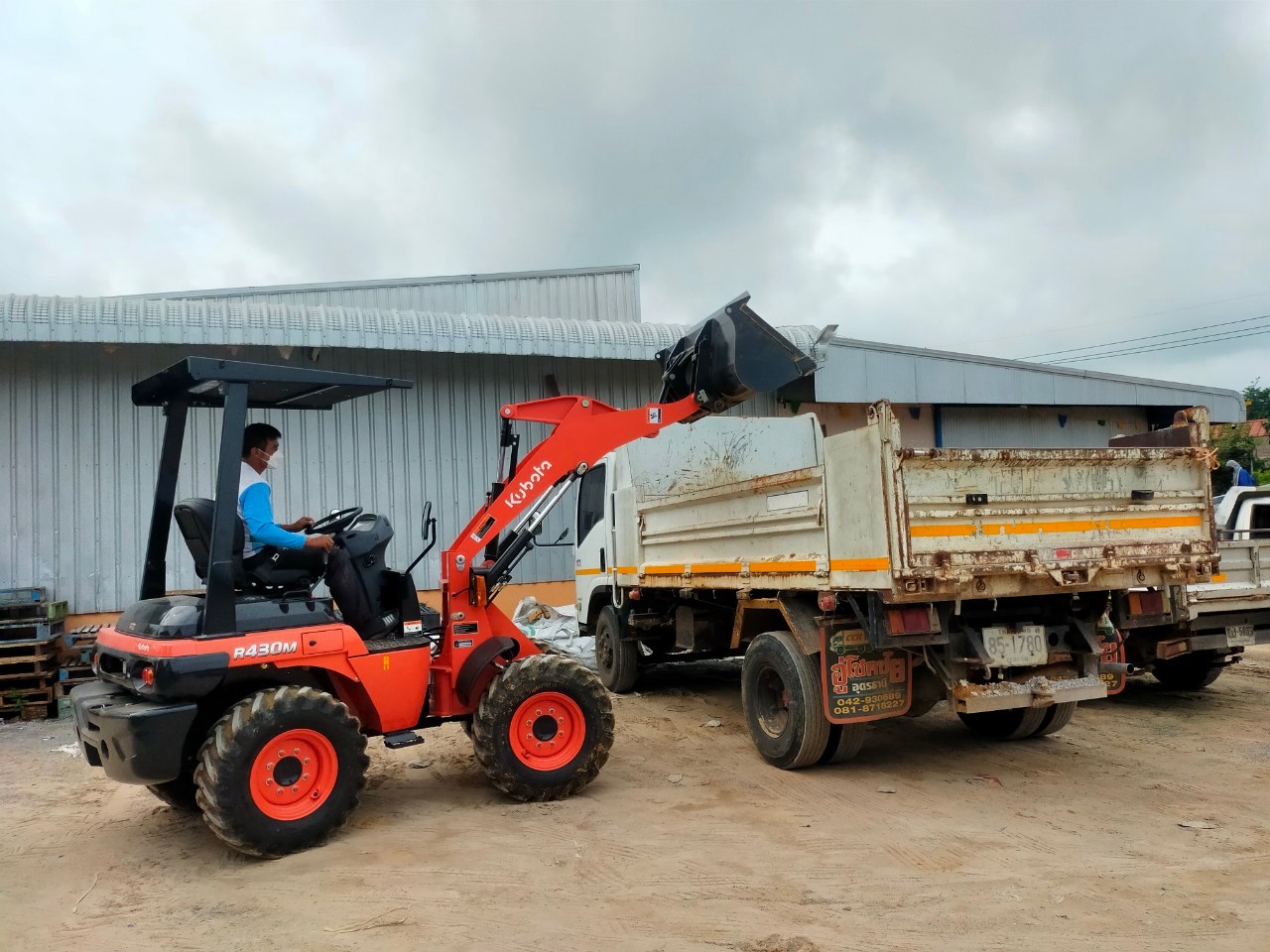 รูปการทำงานสินค้ารถตักล้อยาง