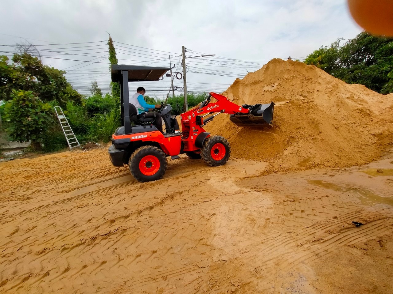 รูปการทำงานสินค้ารถตักล้อยาง