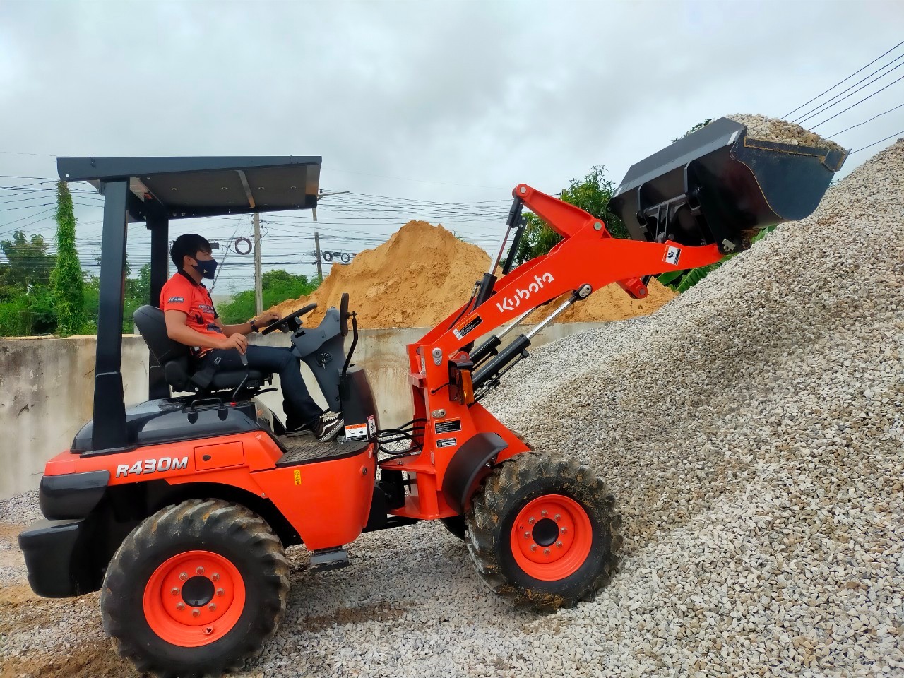 รูปการทำงานสินค้ารถตักล้อยาง