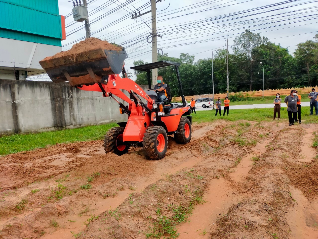 รูปการทำงานสินค้ารถตักล้อยาง