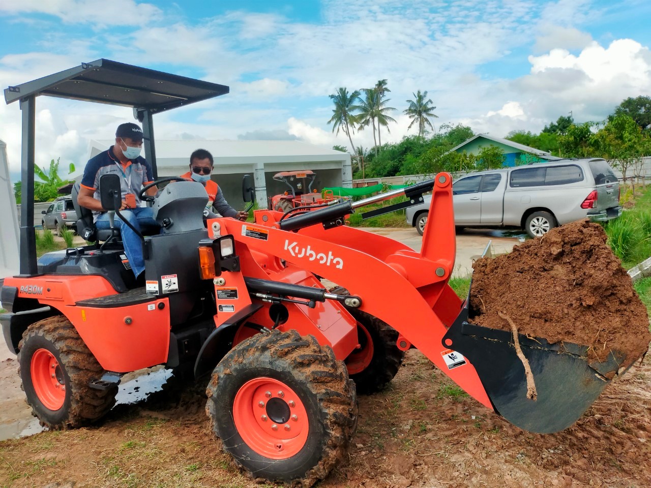 รูปการทำงานสินค้ารถตักล้อยาง