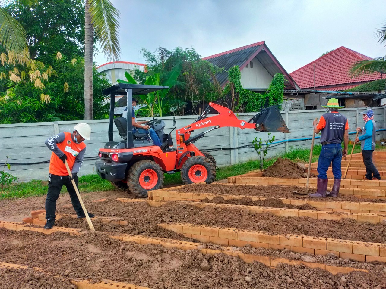 รูปการทำงานสินค้ารถตักล้อยาง