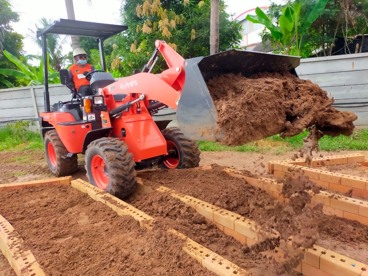 รูปการทำงานสินค้ารถตักล้อยาง