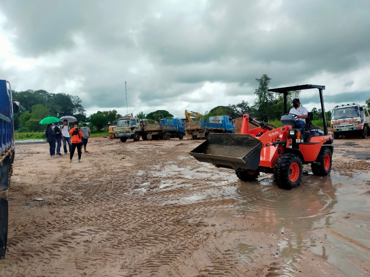 รูปการทำงานสินค้ารถตักล้อยาง