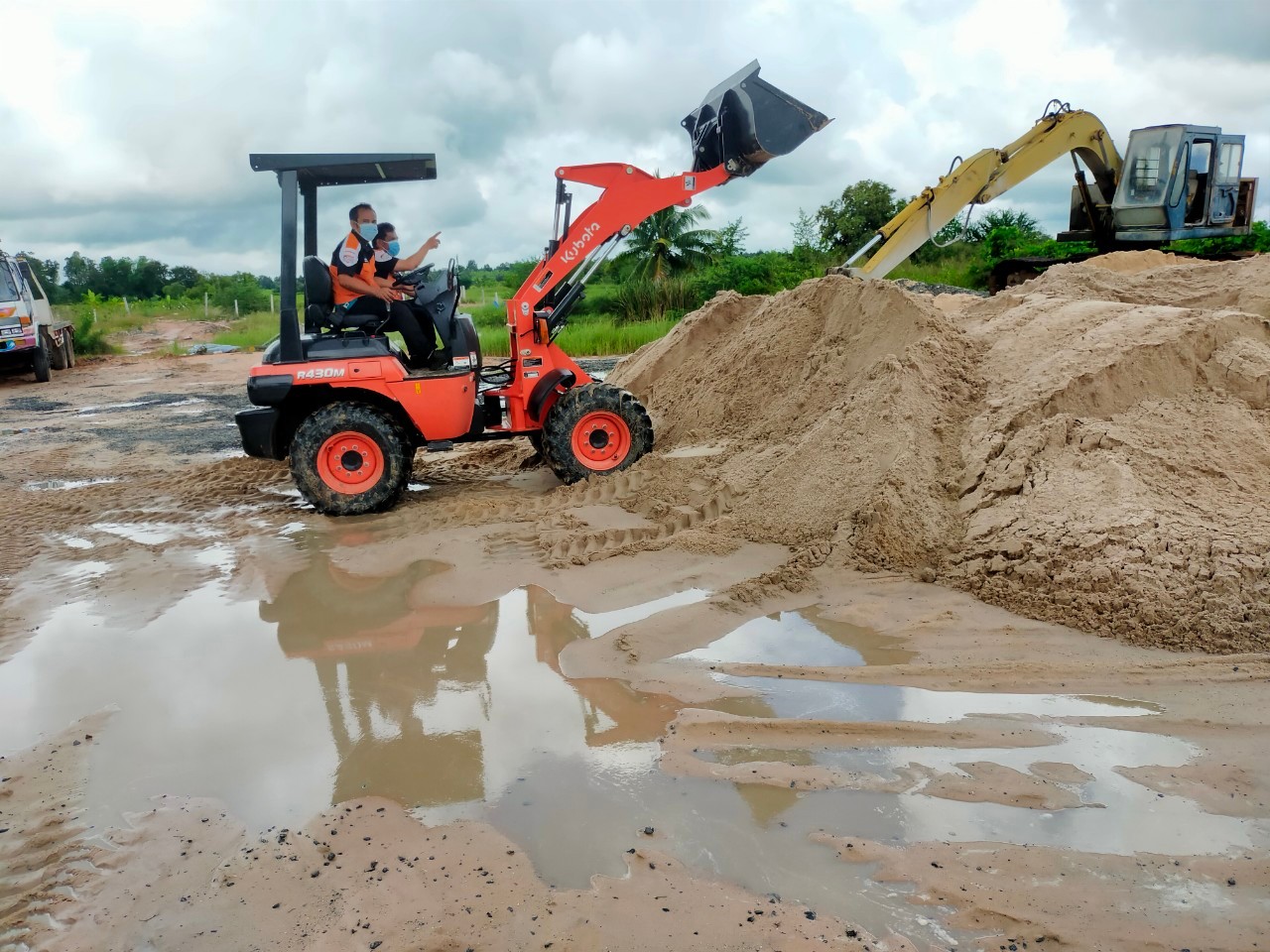 รูปการทำงานสินค้ารถตักล้อยาง