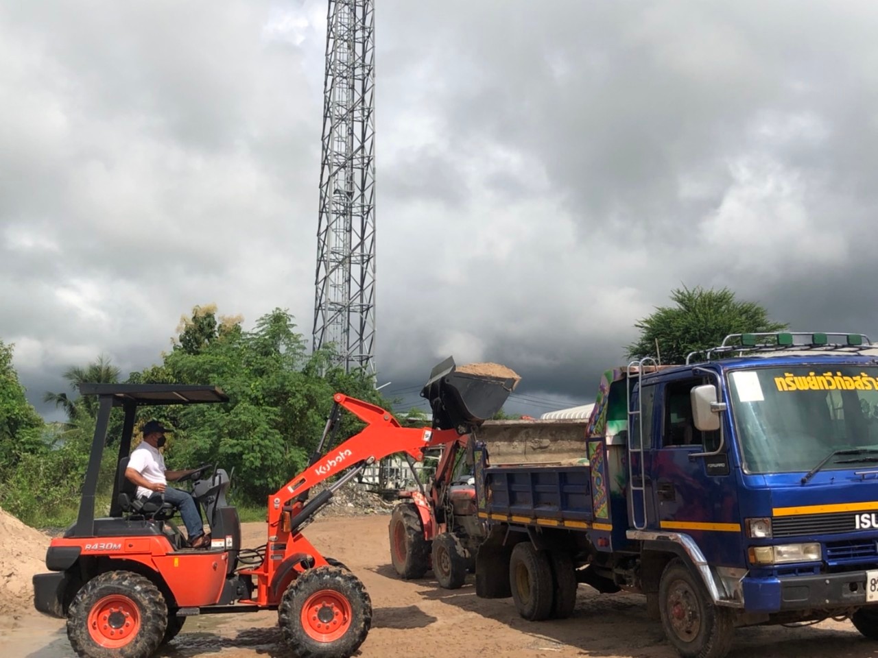 รูปการทำงานสินค้ารถตักล้อยาง