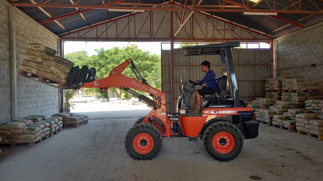 รูปการทำงานสินค้ารถตักล้อยาง