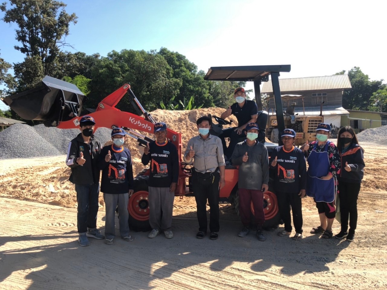 รูปการทำงานสินค้ารถตักล้อยาง