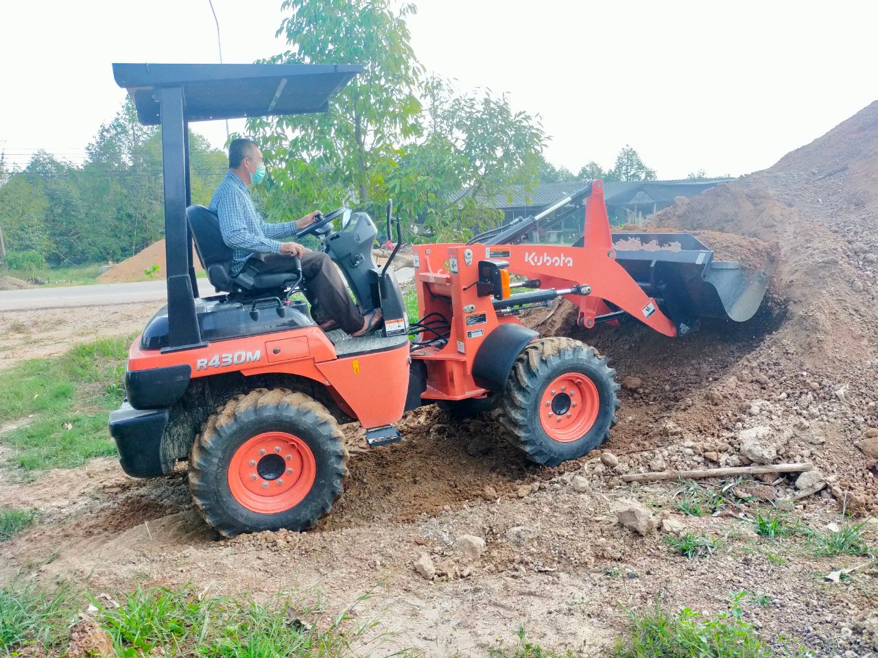 รูปการทำงานสินค้ารถตักล้อยาง