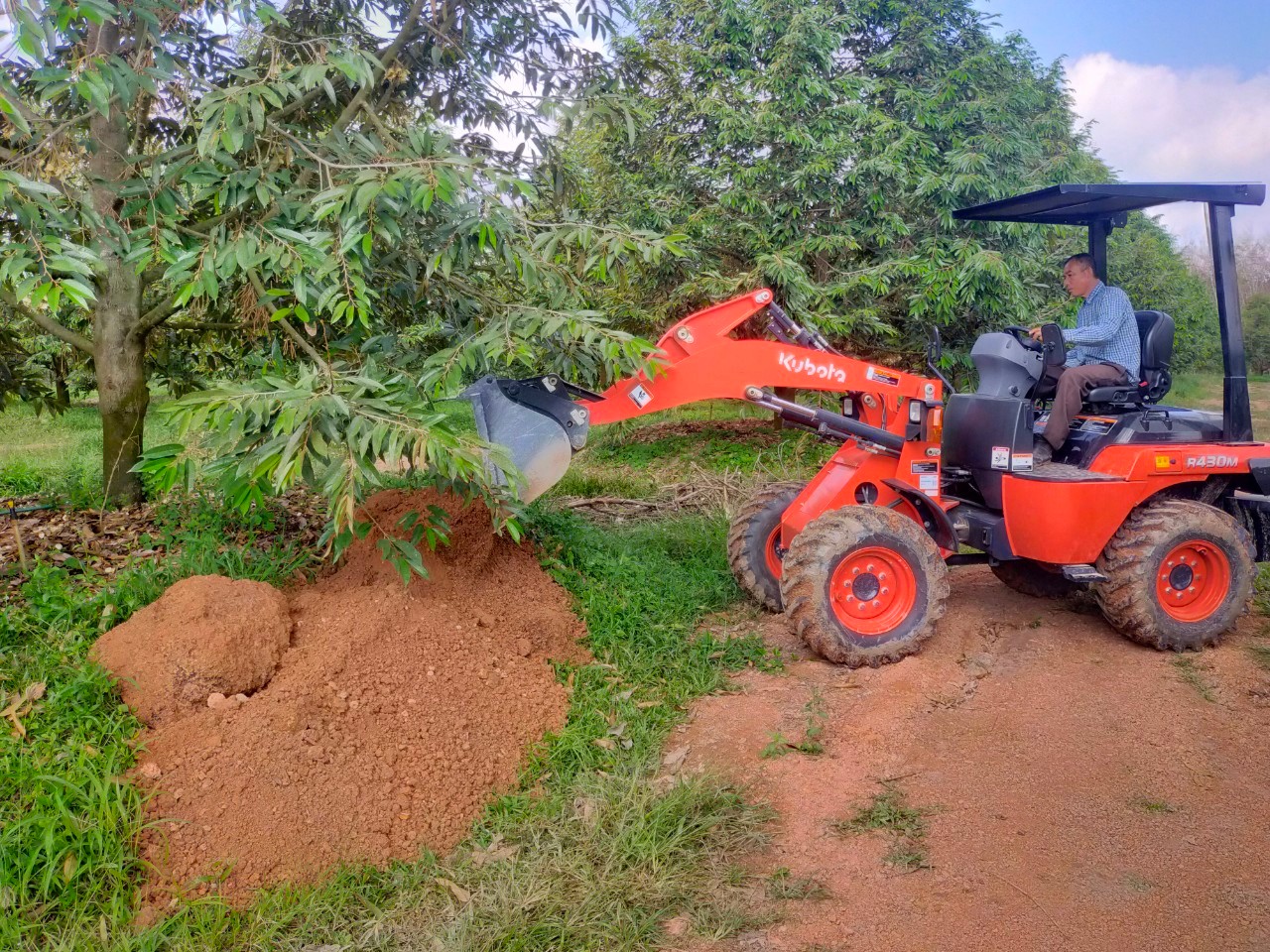 รูปการทำงานสินค้ารถตักล้อยาง