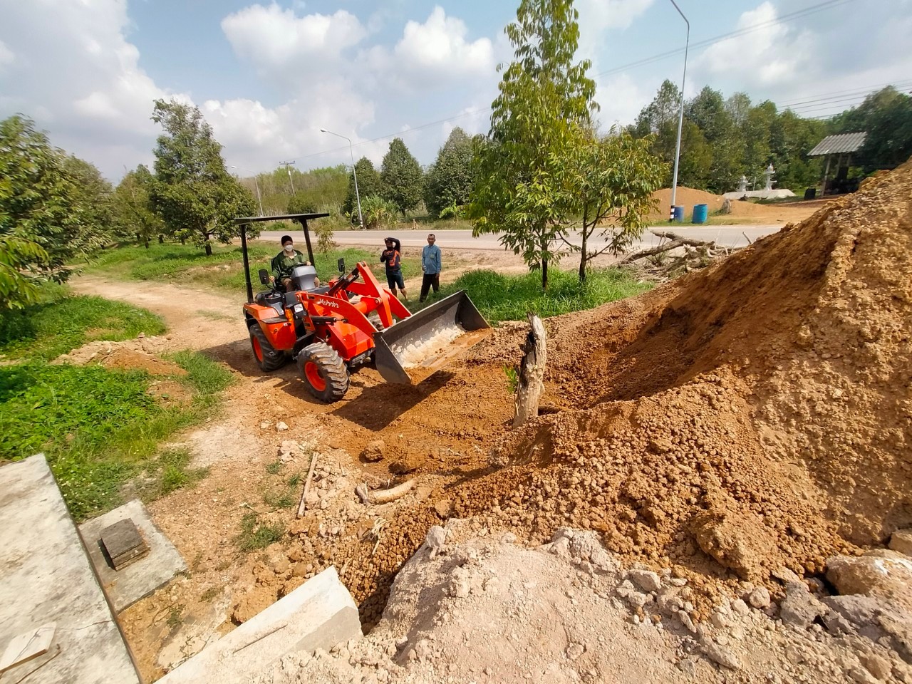 รูปการทำงานสินค้ารถตักล้อยาง