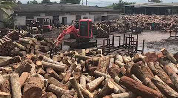 รถขุดคูโบต้ากับงานไม้ยางพารา